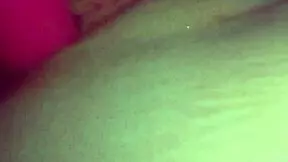 Tijesna amaterka pita, Želiš vidjeti kako se igram s tijesnom pičkom dildom?