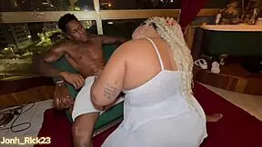 Kun je de grootste kont aan die ik ooit heb geneukt? Nat en ruw met een monsterlijke pik.