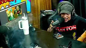 A NOVINHA SAFADA SHOWED HER ASS AND WINKED AT THE CAMERA, WHAT DOES SHE DESERVE?!