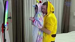 Худая девушка принимает жесткое двойное проникновение и спермовыстрелы от друзей