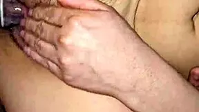 صديقتي تطلب مني أن أنيكها أربع مرات، كسها الرطب يبتلع زبي الصلب