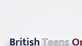 Britisk 18 år gammel student får hardcore fengsel med forspill, squirting og orgasme i lingerie.