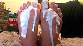 Denna 18-åriga latina får fötter krämade på webcam.