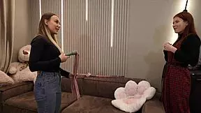 Mă simt puternică dominând vecina drăguță cu strapon, făcând-o să geamă de plăcere