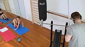 התחת הרטוב של רבקה וולפטי 18+ מקבל מכות