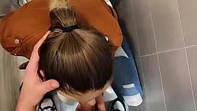 Mamada en un baño de la universidad