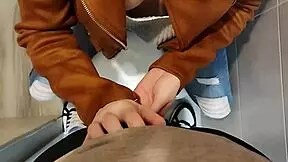 Mamada en un baño de la universidad