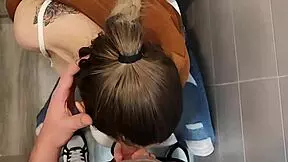 Mamada en un baño de la universidad