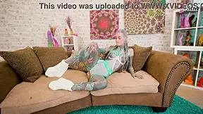 Si že gledal dreadlocks hipi pornstar, ki umazano piha in jezdí analno na ogromnem kurcu?