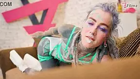 Si že gledal dreadlocks hipi pornstar, ki umazano piha in jezdí analno na ogromnem kurcu?