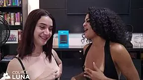 Esposa novinha tirando o pauzão de dentro do cuzinho da amiga e chupando gostoso