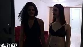 Esposa novinha tirando o pauzão de dentro do cuzinho da amiga e chupando gostoso