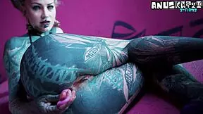 Hey, check out this tattooed girl stretching her asshole with toys and plugs! 😜
