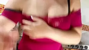 fantasia de tia latina masturbando para su hijastro con leggings marcados