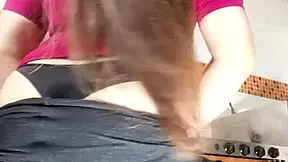 fantasia de tia latina masturbando para su hijastro con leggings marcados