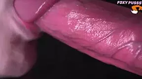 Gros plan de la meilleure pipe de traite jamais avec succion salope et action bite ASMR.