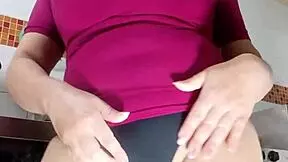 fantasia de tia latina masturbando para su hijastro con leggings marcados