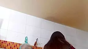 fantasia de tia latina masturbando para su hijastro con leggings marcados