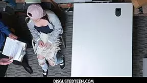 Disgustedteen 18+ roztomilá tínedžerka 18+ Hayden Hennessy chytená pri krádeži a jebaní