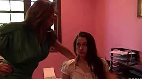 가슴 큰 프란체스카가 레즈비언 밀프한테 보지 핥아줘