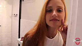 minha esposa saiu e eu coloquei a ruiva peituda para mamar até leitar