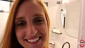 minha esposa saiu e eu coloquei a ruiva peituda para mamar até leitar