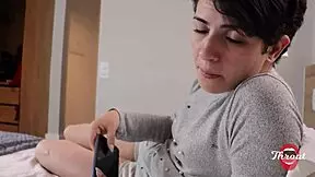 minha esposa saiu e eu coloquei a ruiva peituda para mamar até leitar