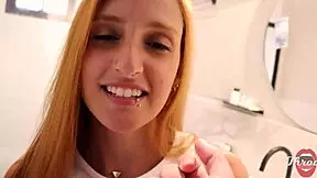 minha esposa saiu e eu coloquei a ruiva peituda para mamar até leitar