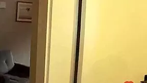 minha esposa saiu e eu coloquei a ruiva peituda para mamar até leitar