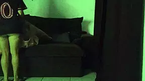 madrasta divide sofa com enteado