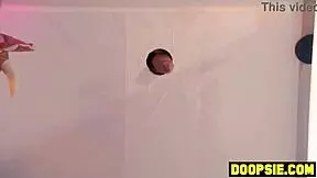 Kestääkö pieni 18+ aasialainen teini kaksi isokirnuista shemalea, jotka railaavat häntä pelihallissa?