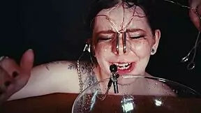 La troia emo legata e pisciata addosso