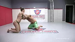 혼합 레슬링에서 지배하고 패자 박아