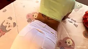 sexo duro con la vecina mientras habla por celular. rompo su pantalon y seguimos con su novio al teléfono.