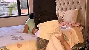 sexo duro con la vecina mientras habla por celular. rompo su pantalon y seguimos con su novio al teléfono.