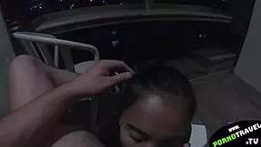 Hun sugede min pik på balkonen.