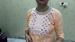 Fant nežno prepriča punco za njen prvič v ljubečem vzdušju