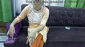 Kawan lelaki bujuk lembut kawan perempuan untuk kali pertama dalam mood cinta