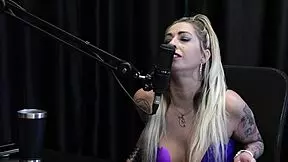 Pertandingan panas dengan Julia Fontanelli dalam sheer red!