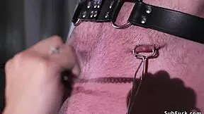 Najstniška gospodarica analno jebe starejšega podrejenca s strapon v BDSM seansi