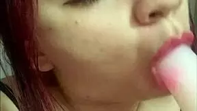 hermosa jovencita enseña como chupar polla con lindos labios