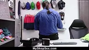 Kradljivka najstnica 18+ ujeta na skriti kameri, jezdari na stražarju v trgovini. Tesna pička vzame trdo jebanje!