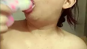 hermosa jovencita enseña como chupar polla con lindos labios