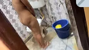 Kagetin tetangga lagi mandi dan kasih ngentot terbaik hidupnya