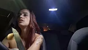 Safada trabalha de motorista de aplicativo e pega homem se masturbando no banco de trás