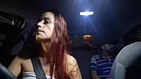 Safada trabalha de motorista de aplicativo e pega homem se masturbando no banco de trás