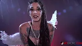 sully savage rides the tremor while being interviewed