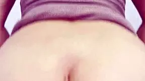 Adoro colocar minha namorada curvilínea jovem 18+ de quatro para ver sua bunda gorda balançar durante uma foda bruta de primeira vez de calcinha