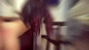 Hijastra en el mueble de la sala en short jeans sexy con un enorme culo irresistible - video amateur casero doggystyle anal