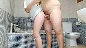 Atrape A Mi Padrastro En La Ducha Y No Pudo Resistirse!